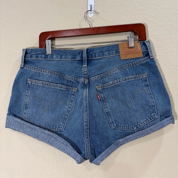 Levi's 501 Button Fly Distressed Cuffed Raw Hem Medium Wash Shorts Women's Sz 31 - Picture 2 of 12